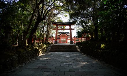 Shrine That Enshrines the Guardian of the Great Buddha of Todai Ji