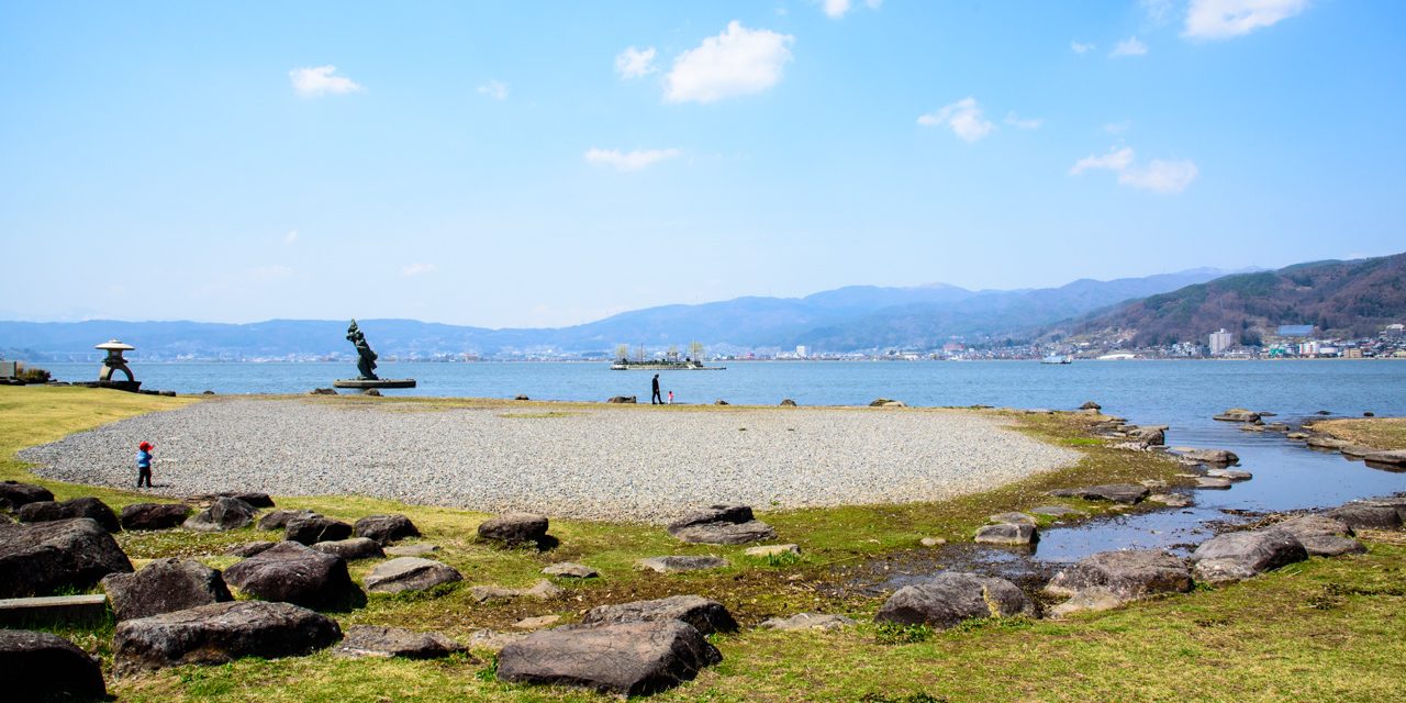 A Mythical Lake Where a Brawny Deity Takemikazuchi Cornered at, in the Kuni Yuzuri Myth