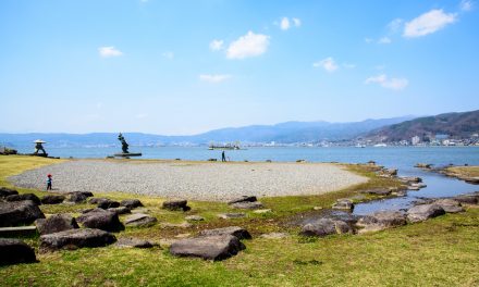 A Mythical Lake Where a Brawny Deity Takemikazuchi Cornered at, in the Kuni Yuzuri Myth
