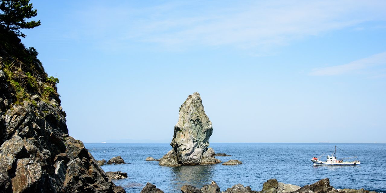 The Coastside Rock Said to Be “Ameno Mihashira” from the Kuni Umi Myth